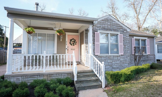 Broadmoor House | Magnolia Cottage/Cozy Stay in Central Location