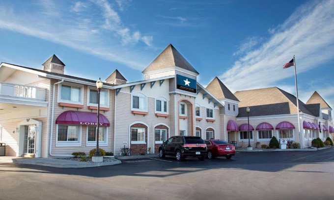 Escanaba Hotel | Magnuson Grand Pioneer Inn and Suites