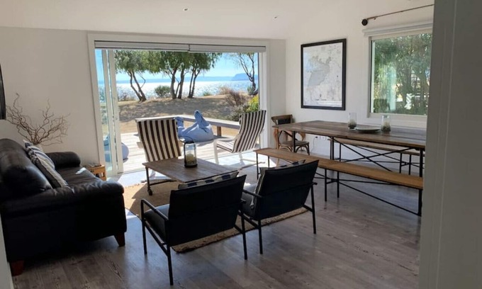Waitahanui House | Mahuta · Lakefront, 5 Mile Bay - simply amazing!