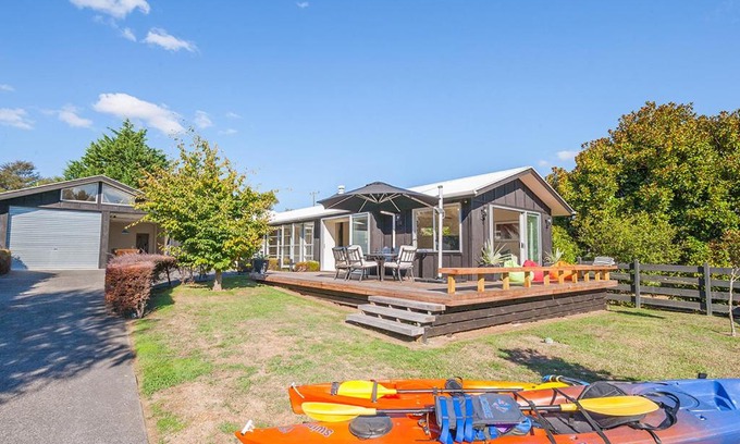 Waitahanui House | Mahuta Maison - Lake Taupo Holiday Home