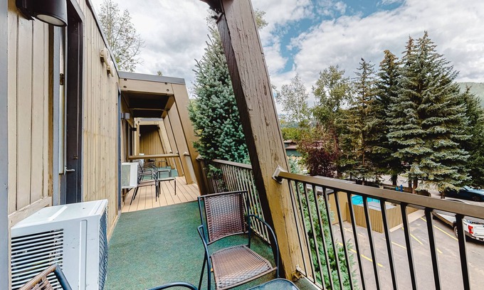 West End Cabin | Main Street gem - pool & hot tub - walk to lifts, dog-friendly, balcony
