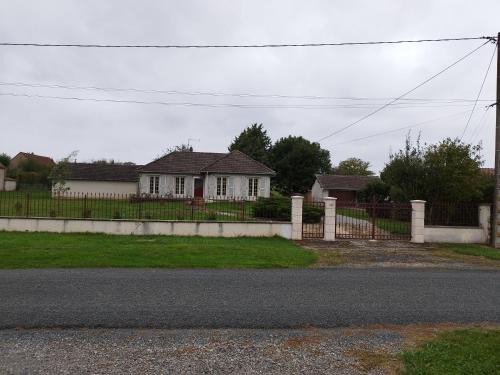 Saint-Pierre-les-Etieux House | Maison à la campagne