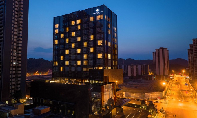 Shizhong District Hotel | Maison Albar Hotels Leshan