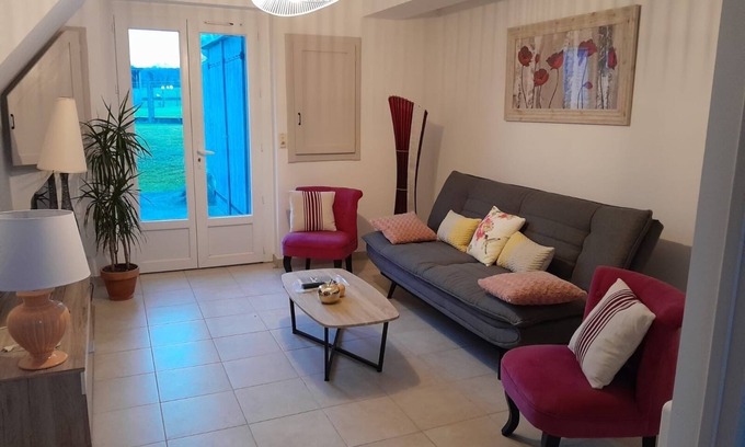 Charritte-de-Bas House | Maison Atypique de 4 Chambres Avec un Grand Jardin Sécurisé