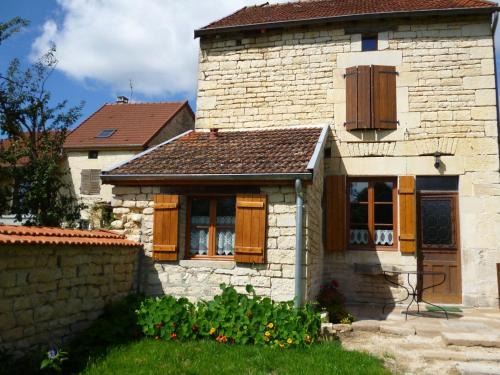 Pont-la-Ville House | Maison Authentique avec Jardin Clos et Parking Privé à Pont-la-Ville - FR-1-611-59