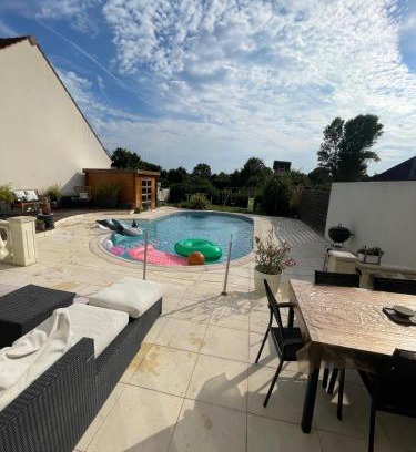 Groslay Villa | Maison avec piscine proche de Paris