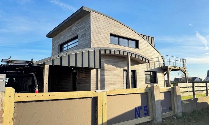 Ploudalmezeau House | Maison Bois, sea view, less than 100m from the sandy beach
