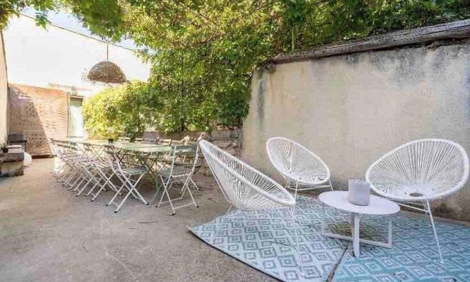 Montfrin House | Maison Cosy Lodge, 15 p, clim, wifi, cour, garage