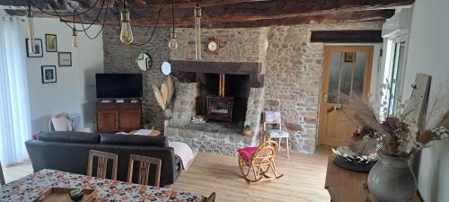 Saint-Pierre-de-Plesguen House | Maison de campagne au cœur d'un village