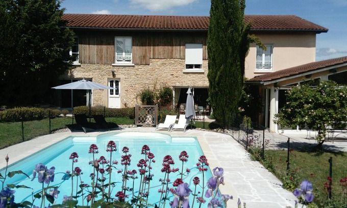 Frontonas House | Maison de 4 Chambres Pour 8 Adultes et 2 Enfants Avec Piscine Terrain Paysager