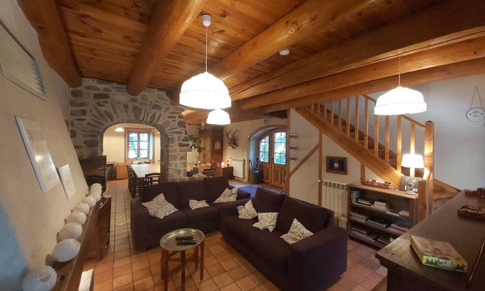 Leotoing House | Maison de Charme de 15 Pers. au Bord de la Rivière, Idéal Familles!