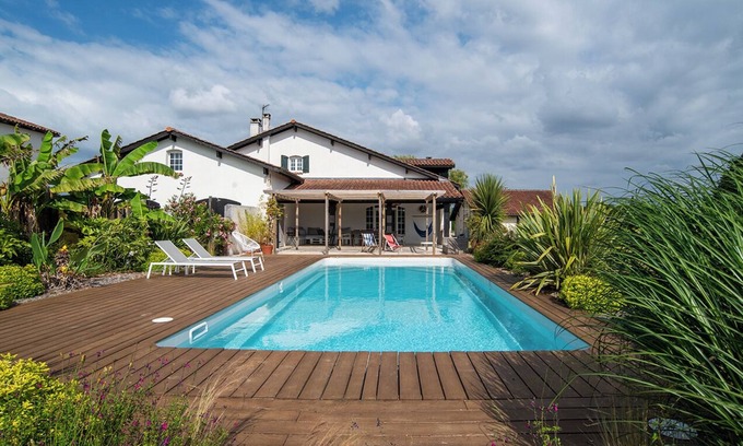 Saint-Etienne-d'Orthe House | Maison de Charme Avec Piscine
