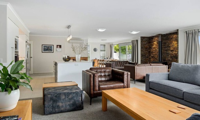 Lake Hawea House | Maison de Maude - Lake Hawea Holiday Home