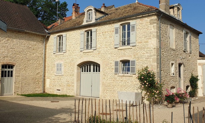 Savigny-les-Beaune House | Maison de Ville Indépendante Centre Village