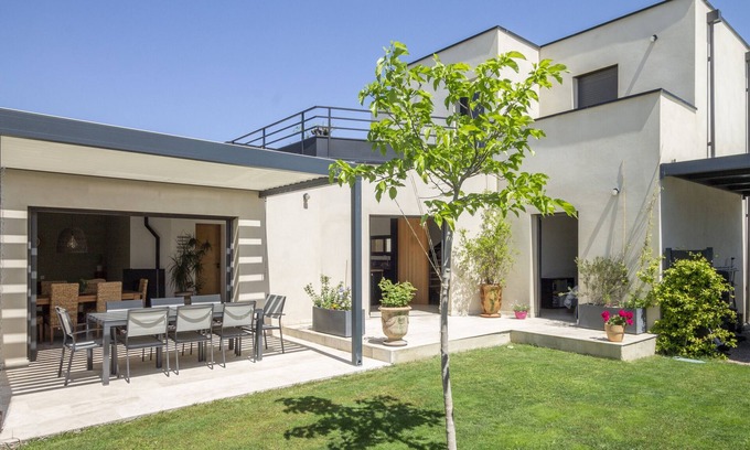 Vedene Villa | Maison des Fleurs - cosy holiday home with private pool in beautiful Vedène