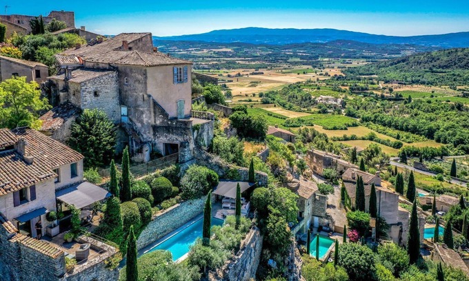 Gordes Villa | Maison Eclaircie - Three Bedroom Villa, Sleeps 6