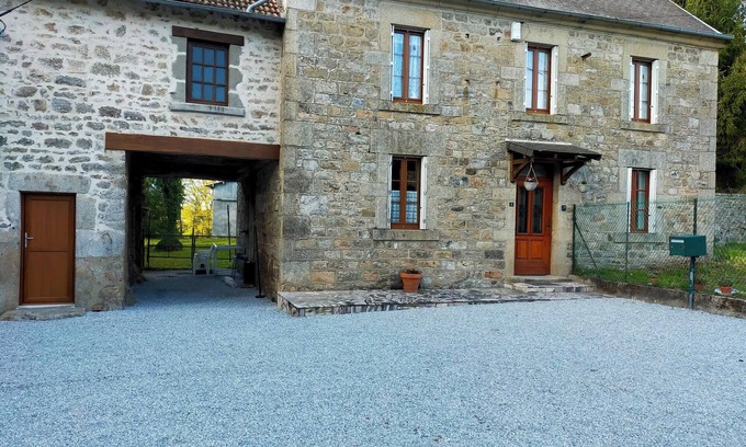 Saint-Yrieix-la-Montagne House | Maison de Campagne