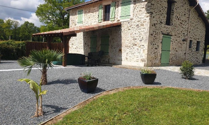 Saint-Quentin-sur-Charente House | Maison Renove et Independante a Bord du lac Avec Jardin et Piscine Prive