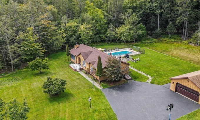 Liberty House | Maison Liberty in the Catskills w/heated pool, hot tub fire pit, games and more