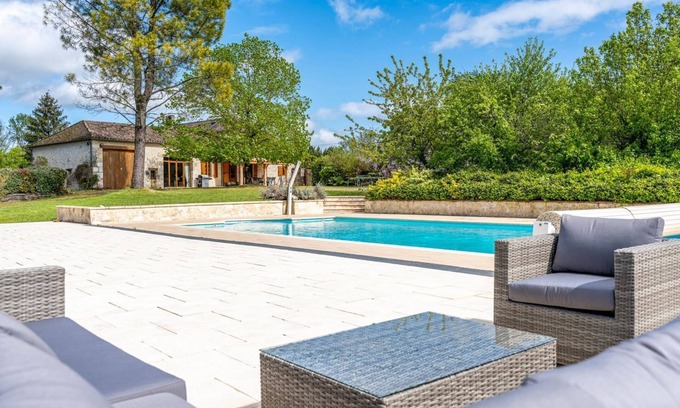 Ferrensac Villa | Maison Longchamps - Five Bedroom Villa, Sleeps 10