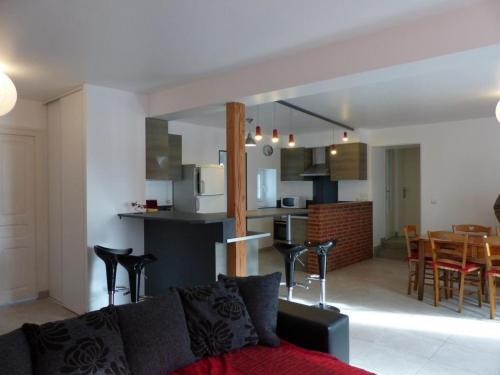 Poezat House | Maison rénovée avec cour privée, proche de Gannat, 3 chambres, animaux acceptés, équipements modernes. - FR-1-489-37
