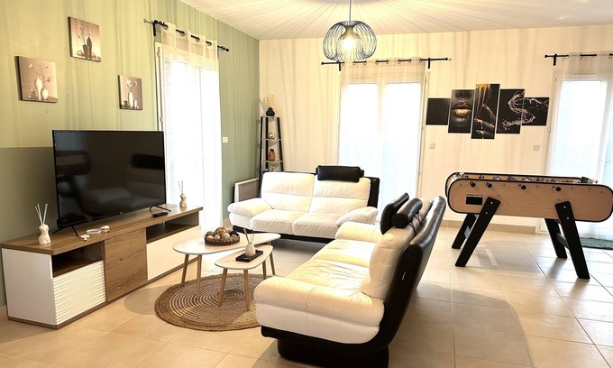 Lacroix-Falgarde House | Maison Romantique ou Familiale Avec Jacuzzi, Sauna, Salle de Cinéma, Babyfoot