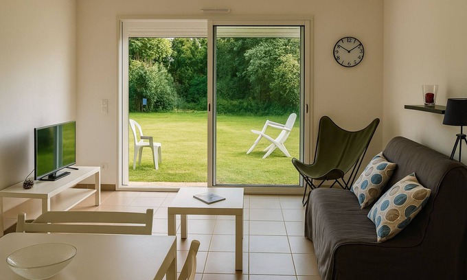 Port District House | MAISON ROUGE LE PONANT: IN A PEACEFUL NEIGHBORHOOD NEAR THE BEACH AND PORT