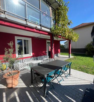Millau Apartment | Maison rouge