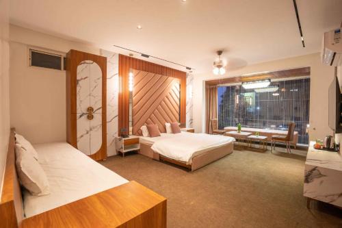 Pune Cabin | Majestic Inn
