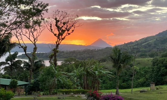 Tronadora Apartment | Majestic Lake & Volcano Views 2 King Suites!