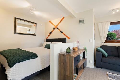 Sunshine Bay Apartment | Majestic Lakeview Studio