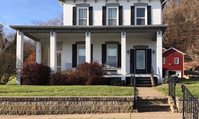 Lansing House | Majestic Mississippi River Views! Booking for August!