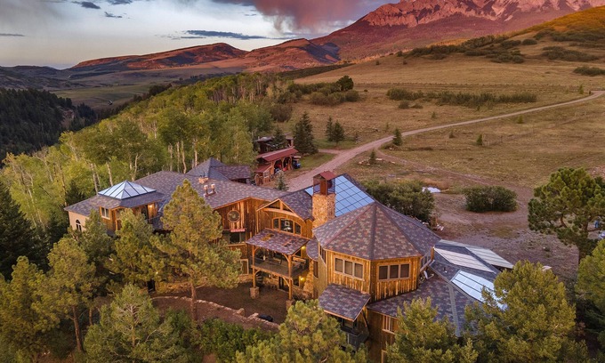 Placerville House | Majestic Mountain Escape