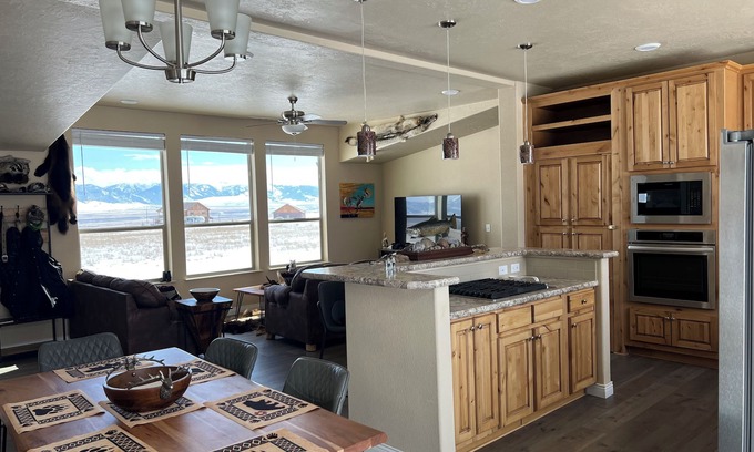 Shining Mountains House | Majestic Mountain View Home
