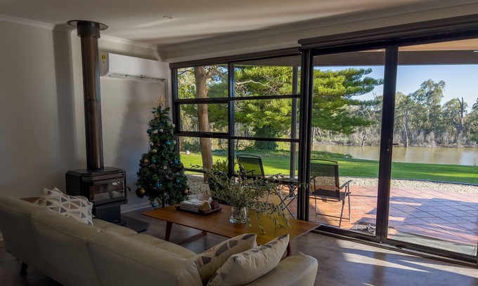 Gol Gol House | Majestic Murray River house with stunning panaromic river views