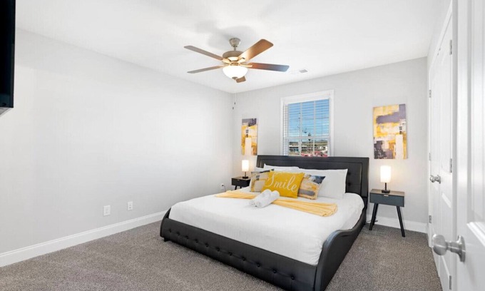 Clarksville Condo | Make Lemonade in luxury w/king bed & free parking