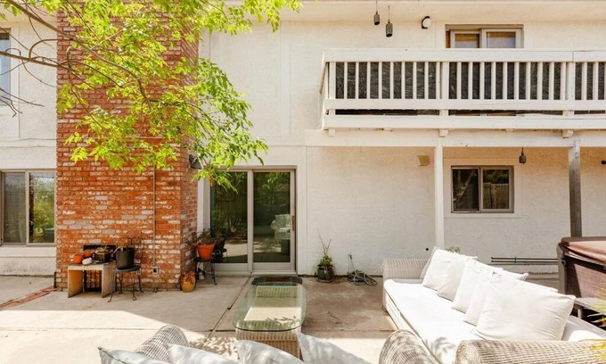 Central Malibu House | Malibu Ocean Villa with King Bed, Hot Tub, Beach, BBQ