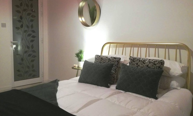Luqa House | Malta Airport Accommodation: Squadron Base