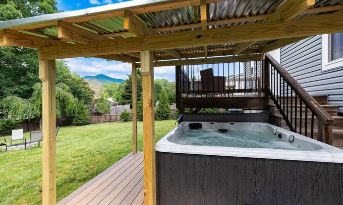 Candler House | Mama Bears Blue Bungalow-Asheville/Candler/HotTub/No Pet Fee