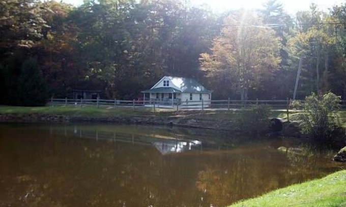 Jefferson Cottage | Mammaw's Lakefront Cabin bordering The Blue Ridge Parkway