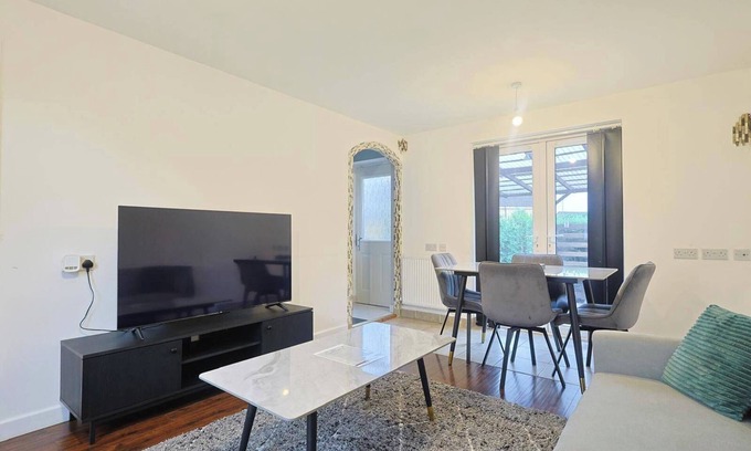 Levenshulme House | Manchester 3-Beds, Sleeps 6 with Onsite Parking