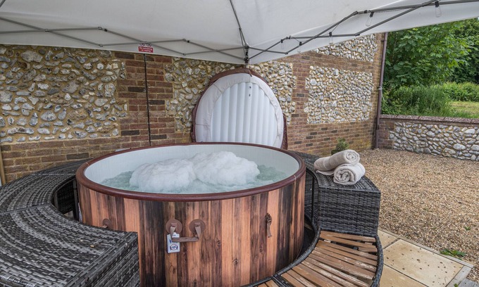 East Dereham House | Mandarin - Mileham - Three Bedroom House, Sleeps 6