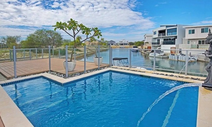 Wannanup House | Mandurah Family Holiday Home Outdoor Pool private Canal access Kayaking