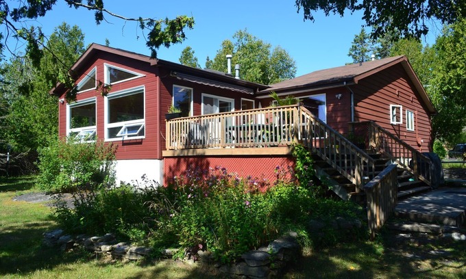 Manitoulin District House | Manitoulin Waterfront Cottage on Lake Huron - With Sauna