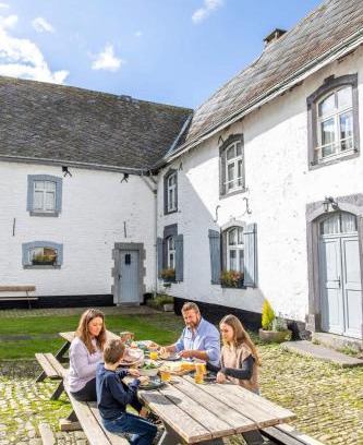 Gouvy House | Manoir de Sterpigny, château-ferme 17ème siècle gîte la Tour