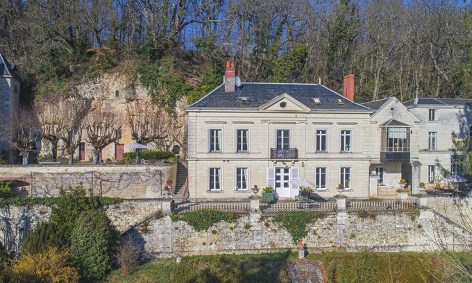 Bourre Bed & Breakfast | Manoir de la Salle du Roc - Constance suite King size bed.