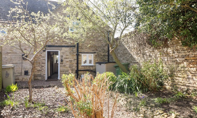North Luffenham Cottage | MANOR VIEW, pet friendly, with a garden in Edith Weston