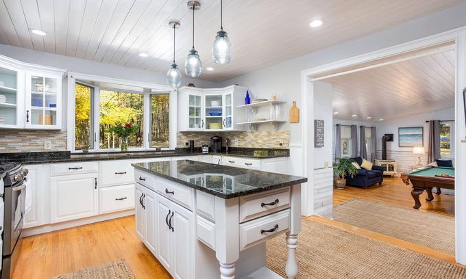 Amston House | Mansion by the lake, Airline Trail and Wineries! In ground heated Pool-Jacuzzi.