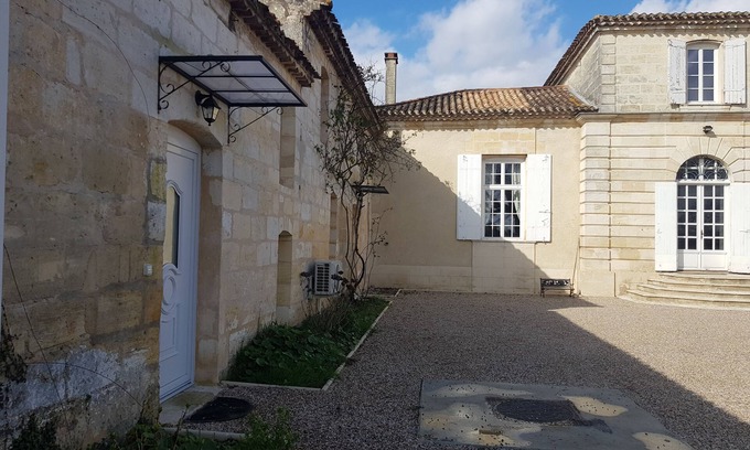 Ambares-et-Lagrave House | mansion.