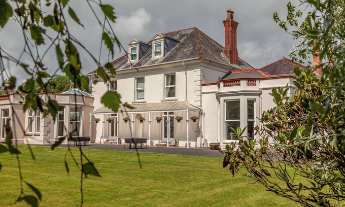 Llanybri House | Mansion House Llansteffan